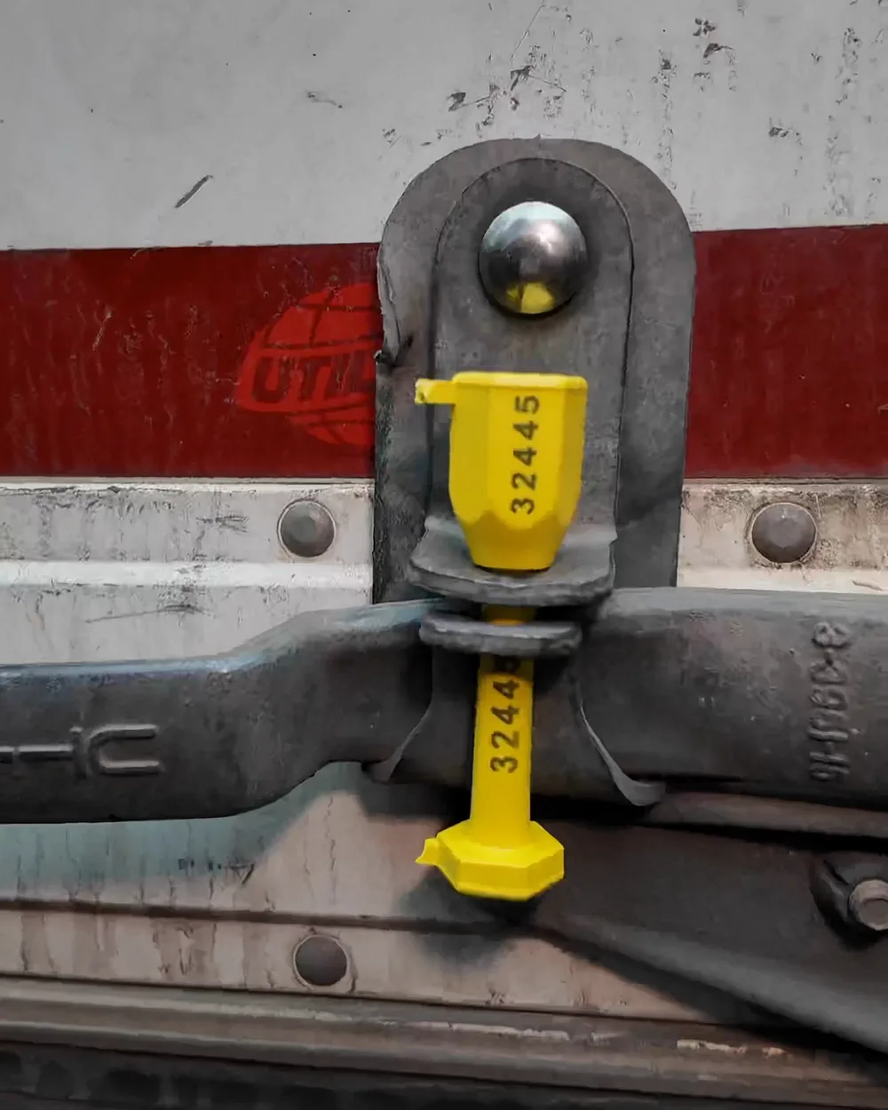 Instalación de un sello de seguridad Bison en la puerta de un contenedor
